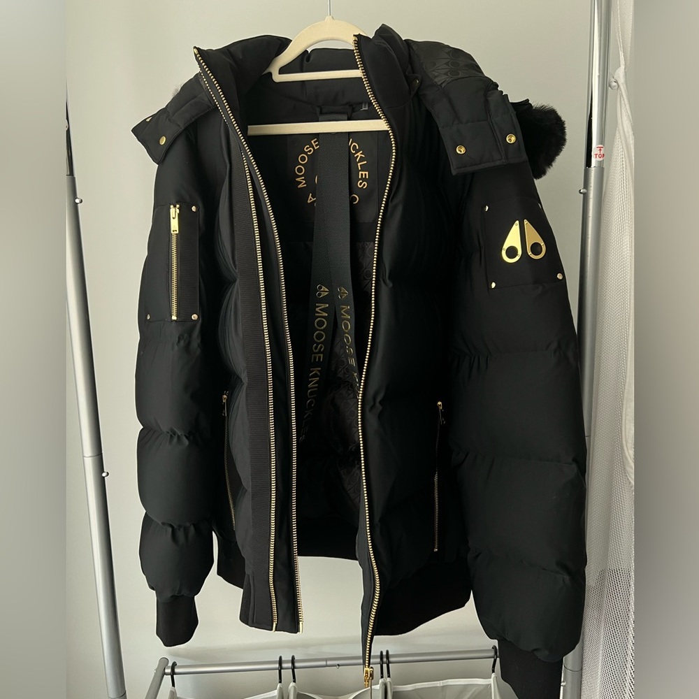 Moose Knuckles - Puffer Jacket to Druffle Bag